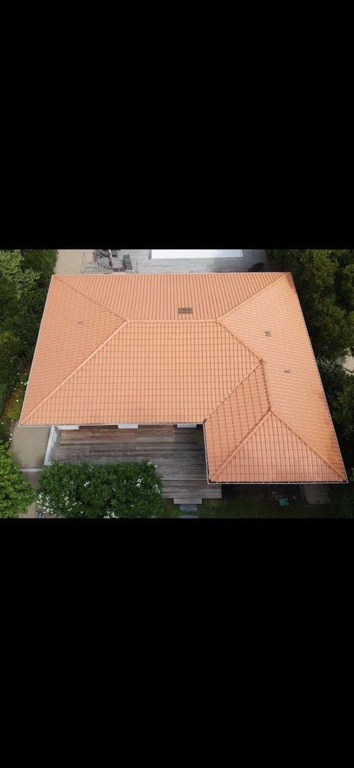 Vue drone toiture apres travaux - couverture neuve