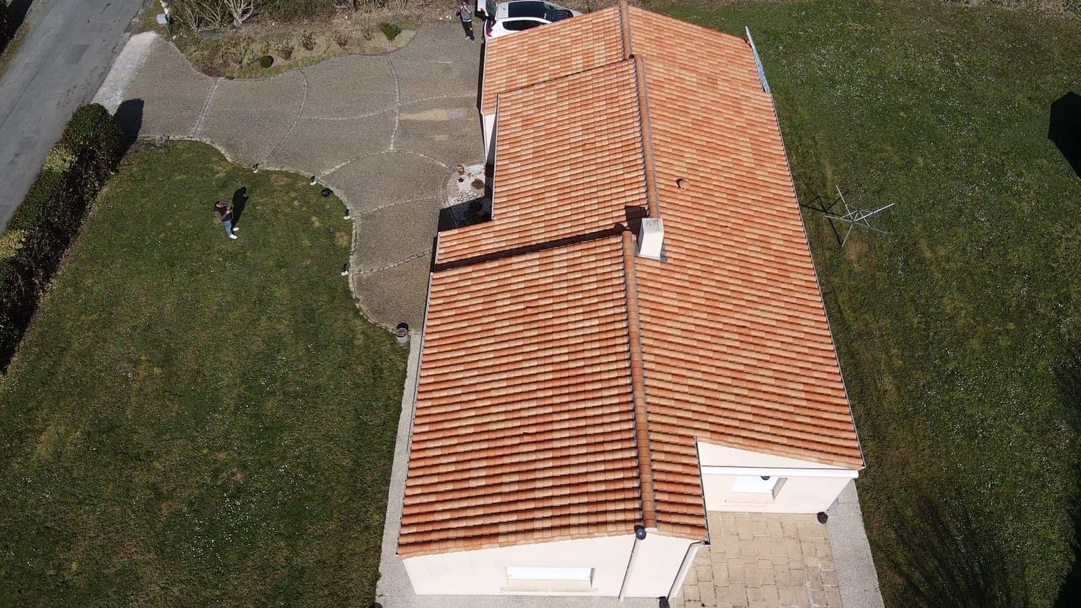 Vue drone toiture apres renovation - tuiles neuves