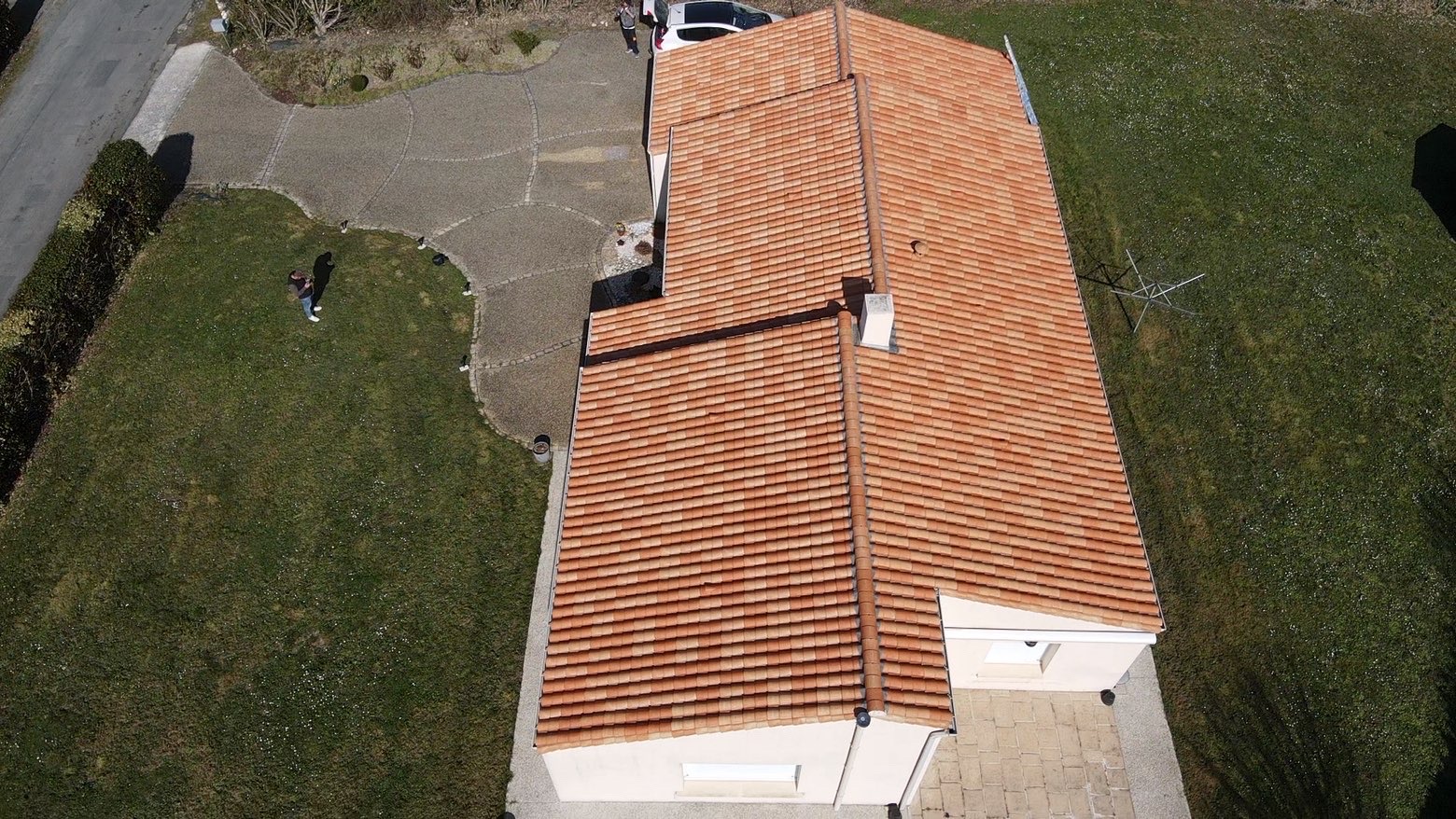 Vue drone toiture apres renovation - tuiles neuves